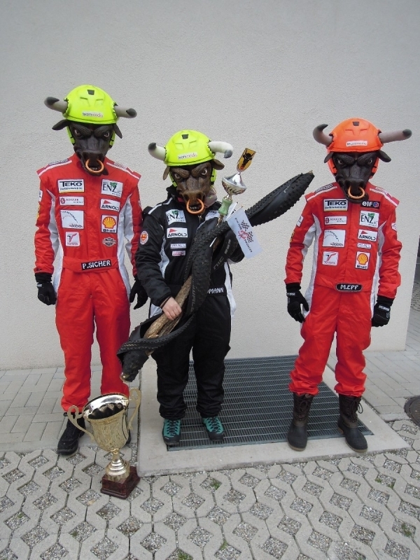 Formel 1 Tenue - Rennanzug und Fasnachtsmaske Rennstier