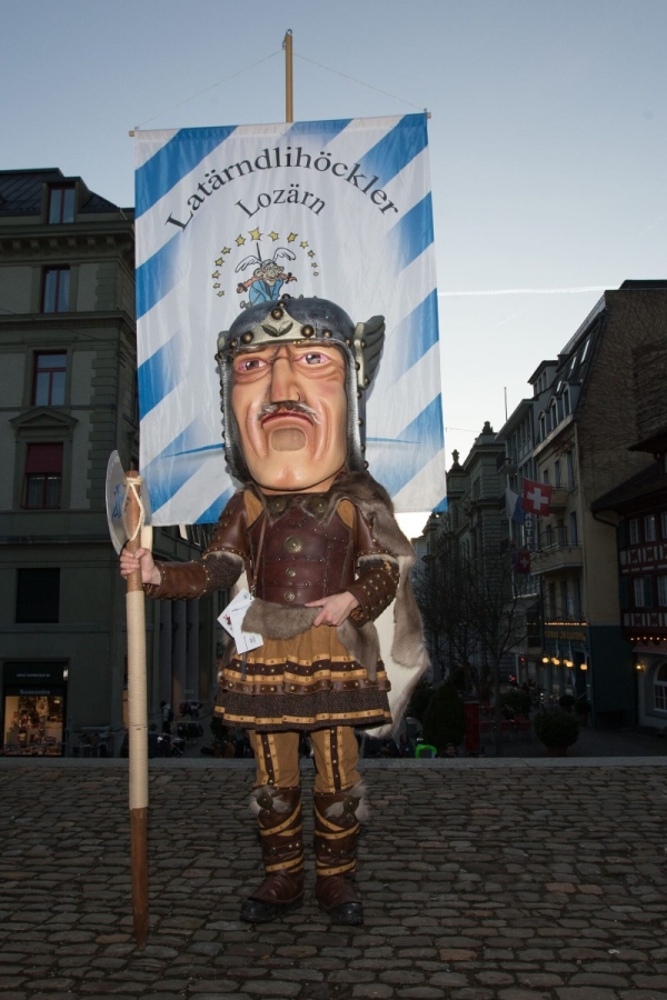 Diverse Tambikleider aus Luzern  zu verkaufen